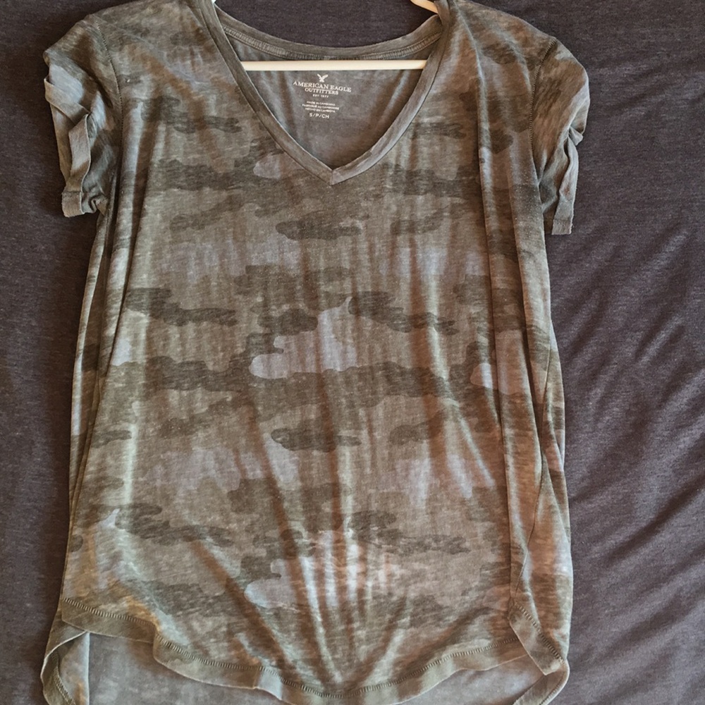 AE v-neck T-shirt
